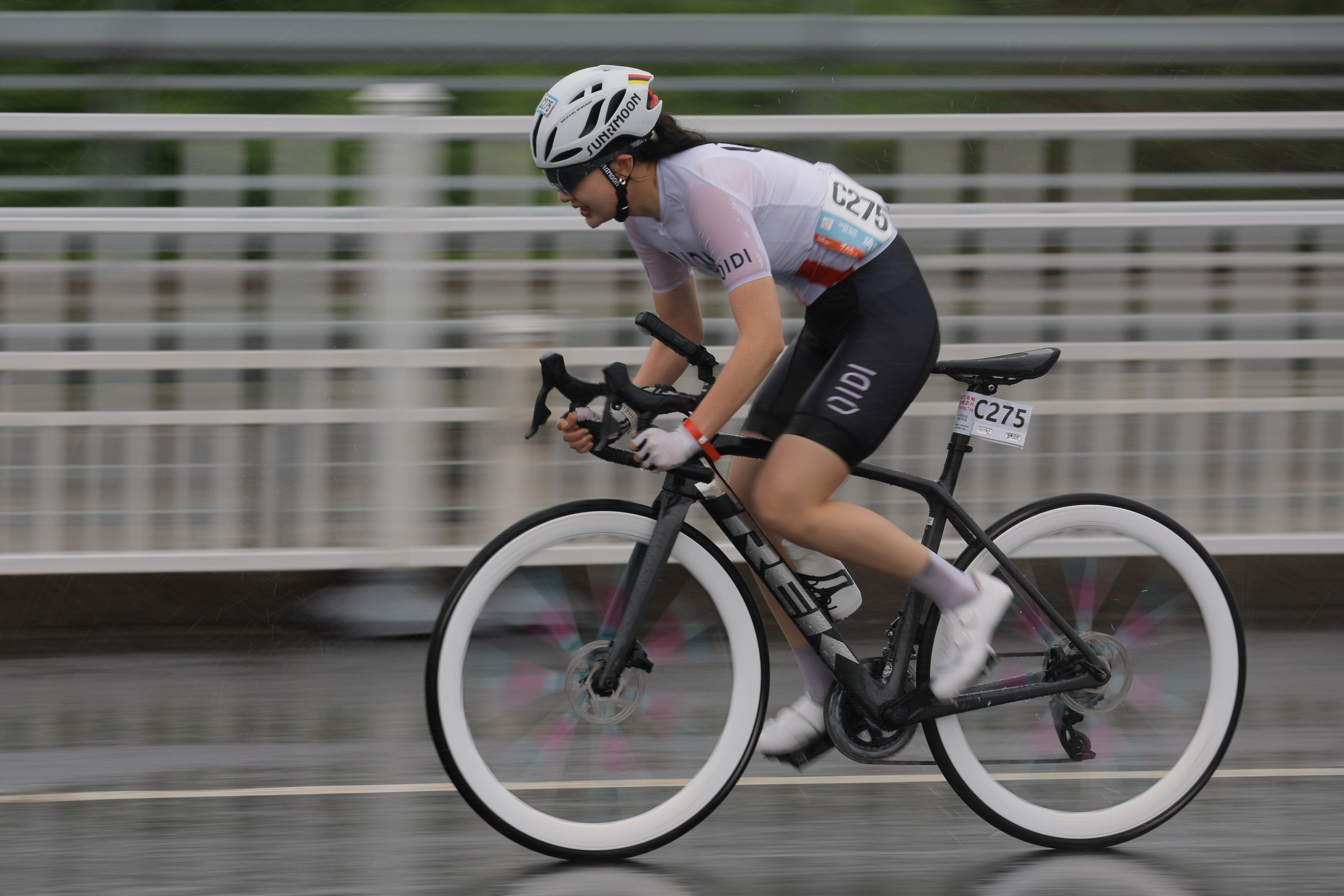 乐鱼体育App下载-包含赛场外的温情：车手与粉丝的感人互动瞬间的词条