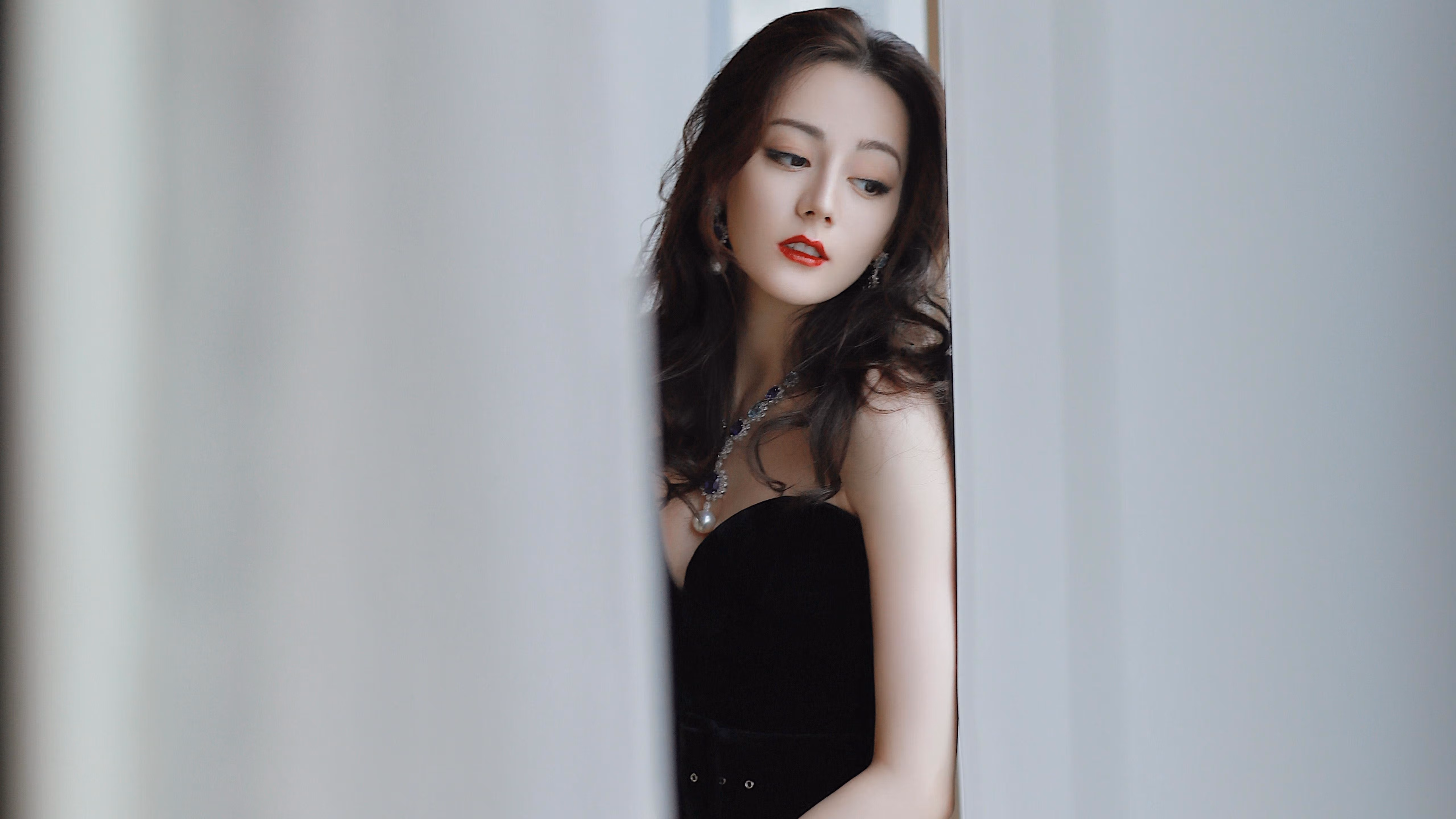 绿色环保足球场成为城市新名片,打造“绿色足球城市”,足球场绿色草坪背景图