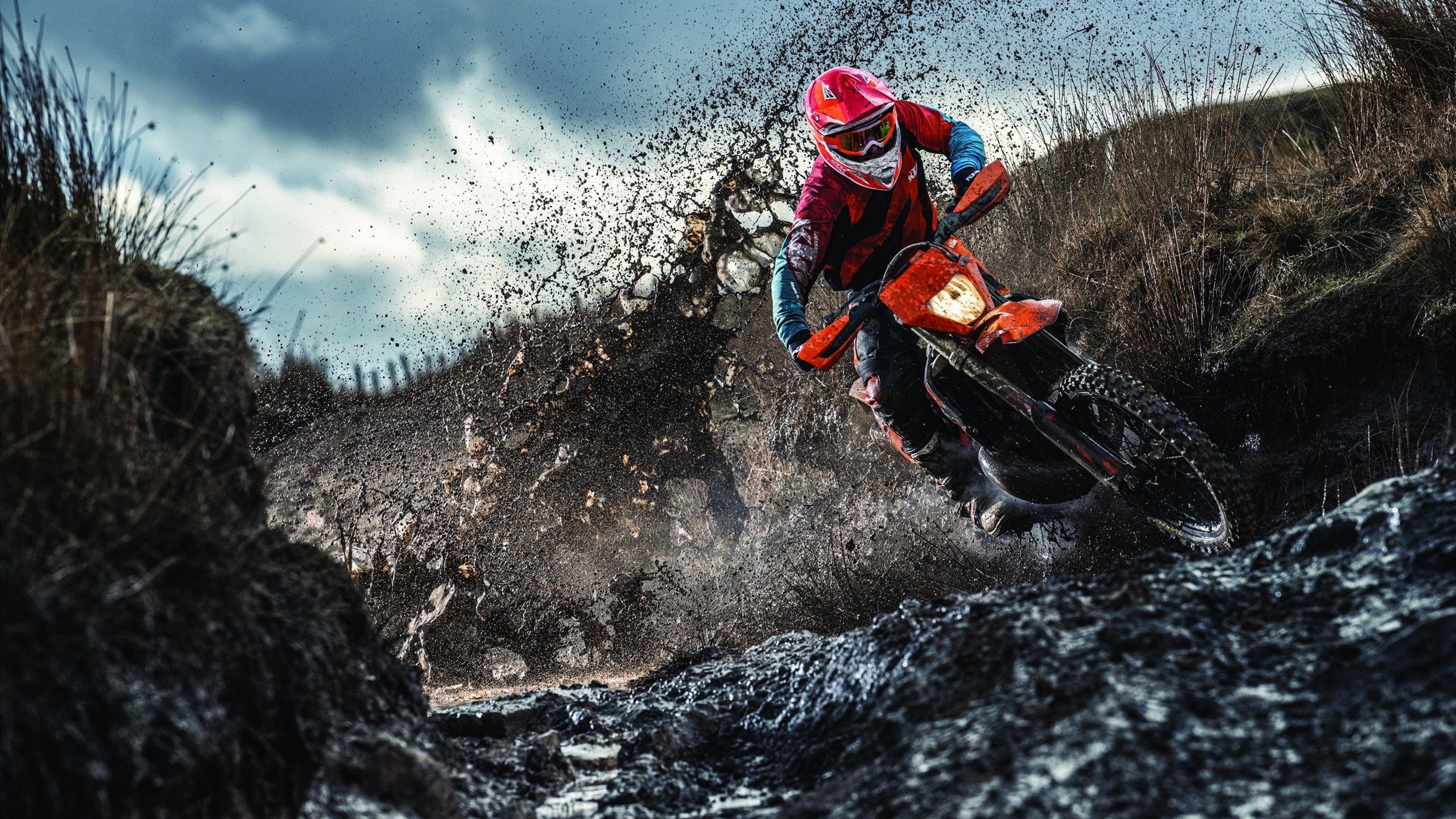 中学生篮球比赛火热开赛，校园体育氛围浓厚，初中篮球赛事