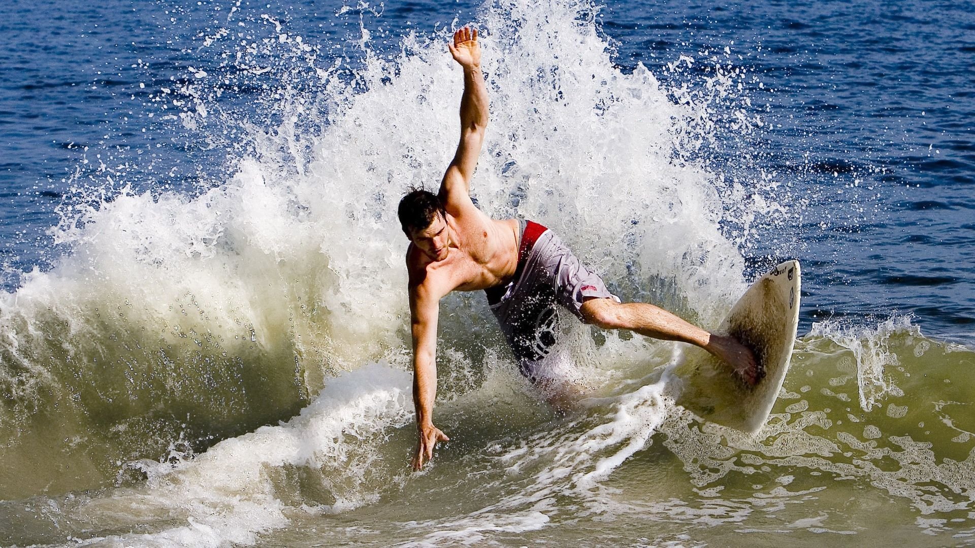 快船核心乔治自建训练营，支持青年球员成长，乔治在快船打什么位置