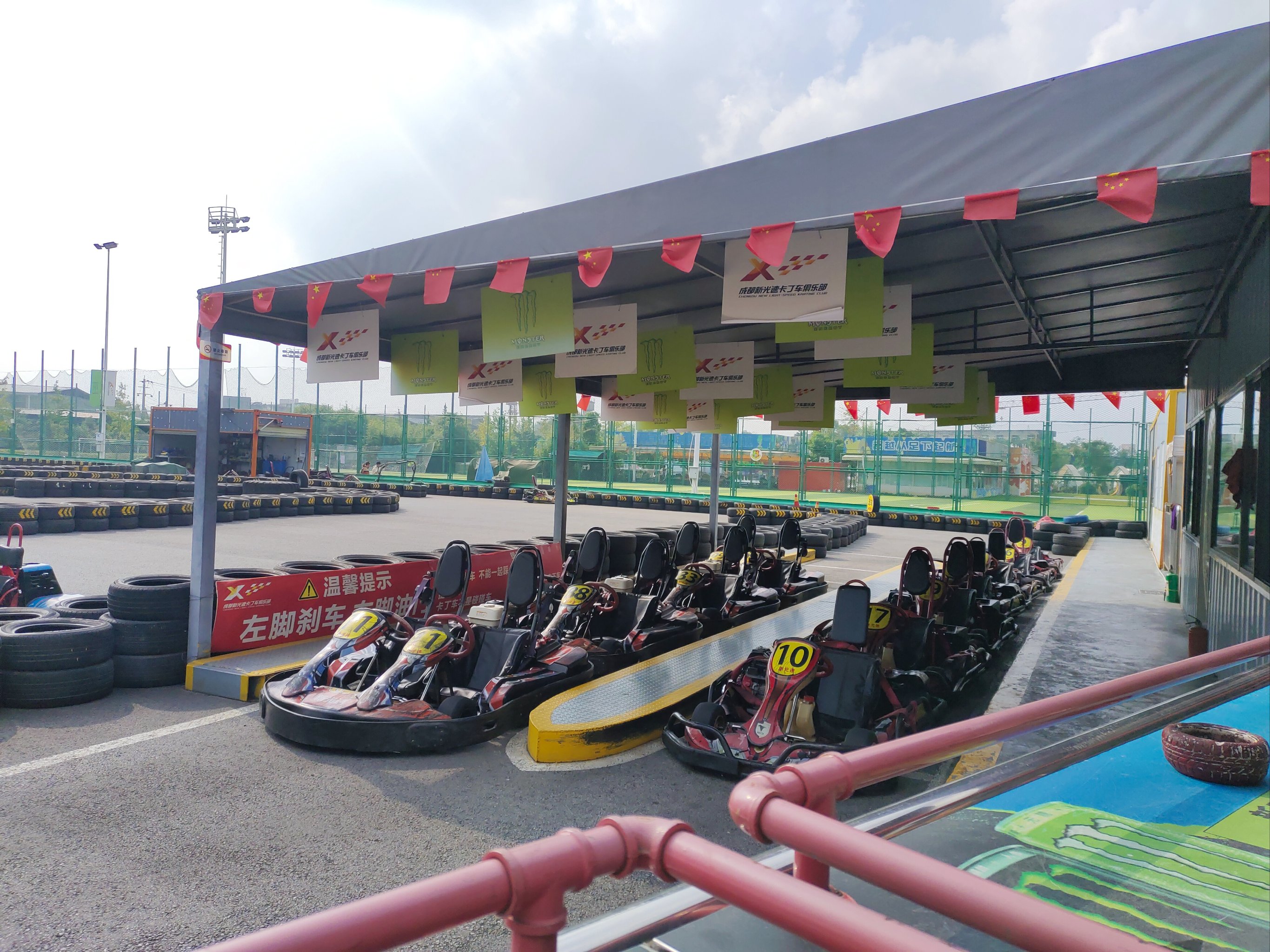 乐鱼体育:场地赛车，弯道超车惊险刺激的简单介绍