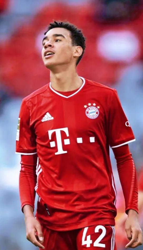 包含德甲新星涌现！穆西亚拉未来可期的词条