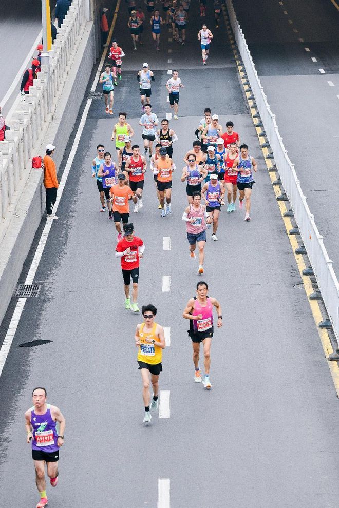 乐鱼app-马拉松长跑！毅力与耐力的较量